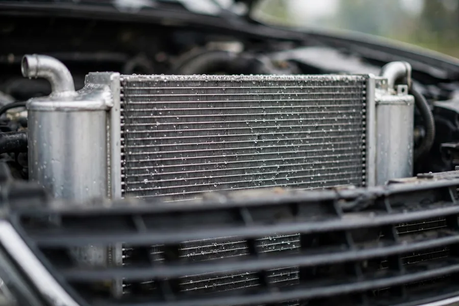 Car air conditioning condenser with aluminum cooling fins mounted at the front of the vehicle